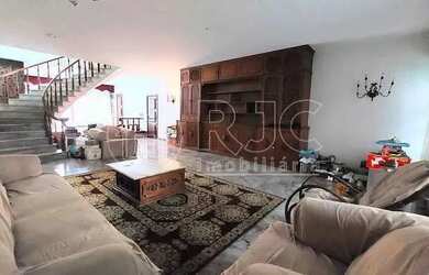 Imagem: A casa possui 4 Dormitórios, 4 Banheiros, 4 Vagas na garagem