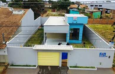 Imagem: A casa possui 3 Dormitórios, 3 Banheiros, 2 Vagas na garagem