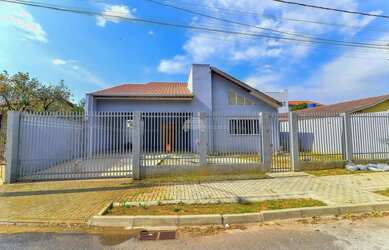 Imagem: A casa possui 3 Dormitórios, 2 Banheiros, 4 Vagas na garagem