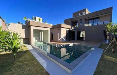 Imagem: A casa em condomínio possui 4 Dormitórios, 5 Banheiros, 4