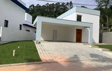 Imagem: A casa em condomínio possui 3 Dormitórios, 4 Banheiros, 2