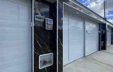 Imagem: A casa possui 2 Dormitórios, 2 Banheiros, 2 Vagas na garagem