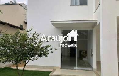 Imagem: A casa possui 3 Dormitórios, 3 Banheiros, 3 Vagas na garagem