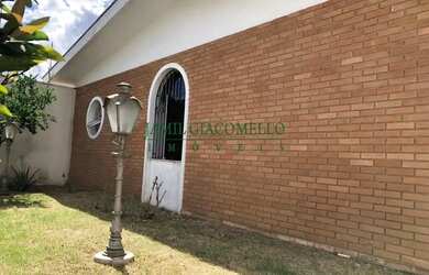 Imagem: A casa possui 3 Dormitórios, 4 Banheiros, 4 Vagas na garagem