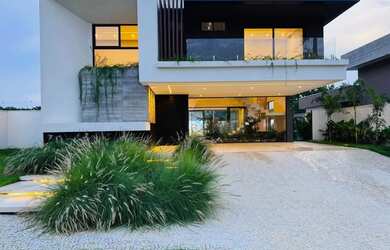 Imagem: A casa em condomínio possui 4 Dormitórios, 4 Banheiros, 4