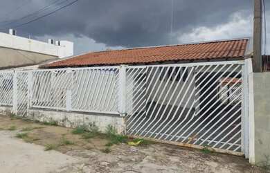 Imagem: A casa possui 3 Dormitórios, 2 Banheiros, 4 Vagas na garagem
