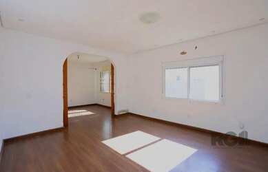 Imagem: A casa possui 3 Dormitórios, 3 Banheiros, 2 Vagas na garagem