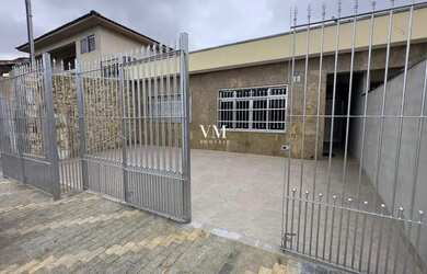 Imagem: A casa possui 3 Dormitórios, 3 Banheiros, 5 Vagas na garagem