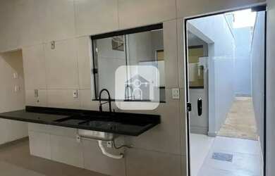 Imagem: A casa possui 2 Dormitórios, 2 Banheiros, 2 Vagas na garagem