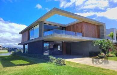 Imagem: A casa em condomínio possui 5 Dormitórios, 5 Banheiros, 2