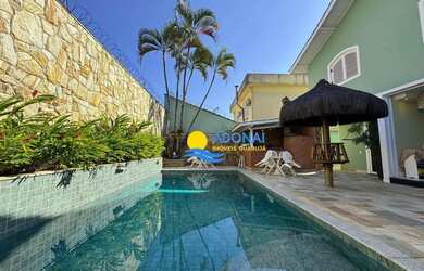 Imagem: A casa possui 4 Dormitórios, 4 Banheiros, 5 Vagas na garagem