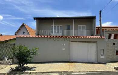 Imagem: A casa possui 3 Dormitórios, 2 Banheiros, 5 Vagas na garagem