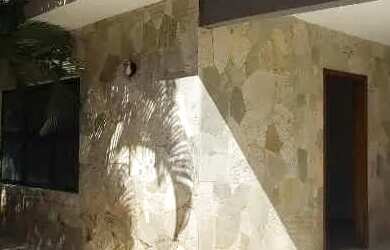 Imagem: A casa possui 3 Dormitórios, 2 Banheiros, 2 Vagas na garagem