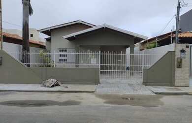 Imagem: A casa possui 3 Dormitórios, 2 Banheiros, 2 Vagas na garagem