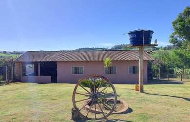 Imagem: A casa possui 3 Dormitórios, 4 Banheiros, 1 Vaga na garagem