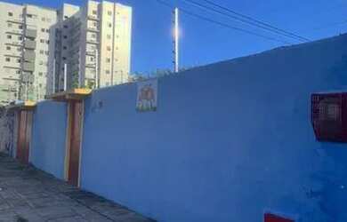 Imagem: A casa possui 4 Dormitórios, 3 Banheiros, 3 Vagas na garagem