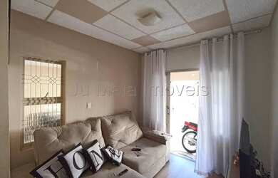 Imagem: A casa possui 3 Dormitórios, 1 Banheiro, 120m² de Área e