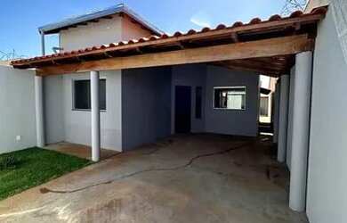 Imagem: A casa possui 3 Dormitórios, 2 Banheiros, 2 Vagas na garagem