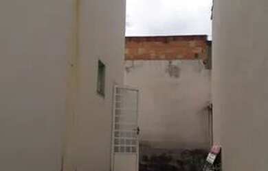 Imagem: A casa possui 2 Dormitórios, 2 Banheiros e 3 Vagas na garagem