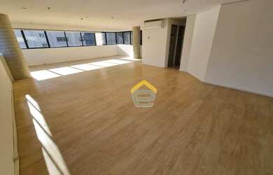 Imagem: O depósito possui 4 Vagas na garagem, 175m² de Área e está