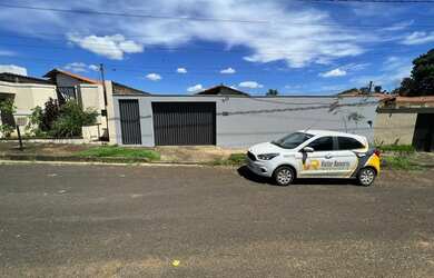 Imagem: A casa possui 3 Dormitórios, 1 Banheiro, 2 Vagas na garagem