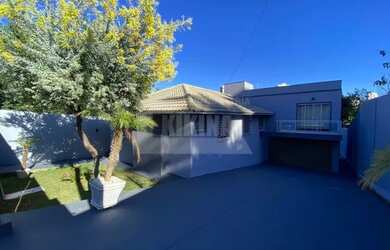 Imagem: A casa possui 3 Dormitórios, 1 Banheiro, 2 Vagas na garagem