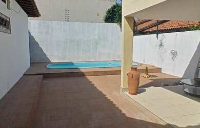 Imagem: A casa possui 3 Dormitórios, 3 Vagas na garagem e está localizado