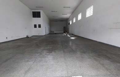 Imagem: O depósito possui 5 Vagas na garagem, 350m² de Área e está