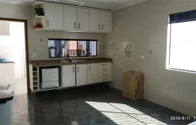 Imagem: A casa possui 3 Dormitórios, 4 Banheiros, 5 Vagas na garagem