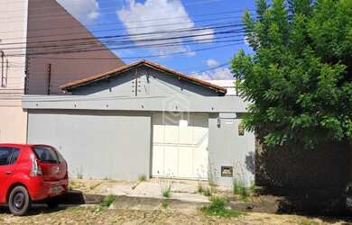 Imagem: A casa possui 3 Dormitórios, 2 Banheiros, 1 Vaga na garagem