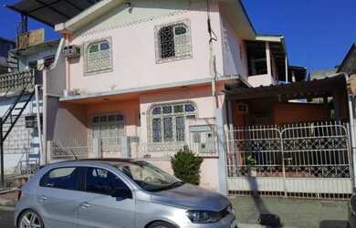 Imagem: A casa possui 5 Dormitórios, 4 Banheiros, 2 Vagas na garagem