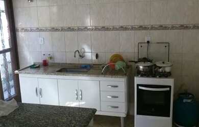 Imagem: A casa possui 4 Dormitórios, 2 Banheiros, 1 Vaga na garagem