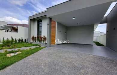 Imagem: A casa possui 3 Dormitórios, 2 Banheiros, 2 Vagas na garagem