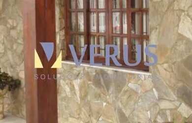 Imagem: A casa possui 3 Dormitórios, 2 Banheiros, 1 Vaga na garagem