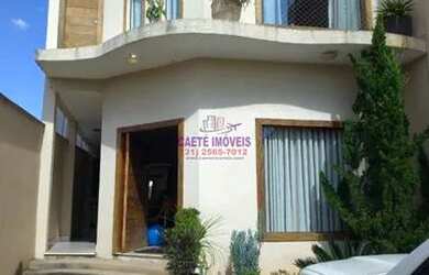 Imagem: A casa possui 3 Dormitórios, 3 Banheiros, 4 Vagas na garagem