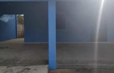 Imagem: A casa possui 2 Dormitórios, 1 Banheiro, 2 Vagas na garagem