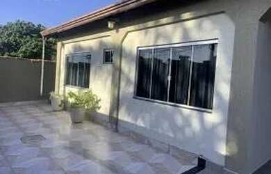 Imagem: A casa possui 3 Dormitórios, 2 Banheiros, 1 Vaga na garagem