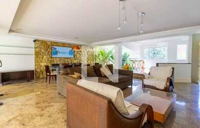 Imagem: A casa em condomínio possui 5 Dormitórios, 5 Banheiros, 5