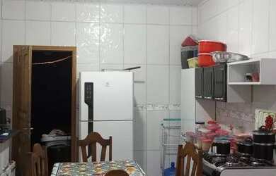 Imagem: A casa possui 2 Dormitórios e está localizado em Centro