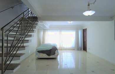 Imagem: A casa possui 3 Dormitórios, 3 Banheiros, 3 Vagas na garagem