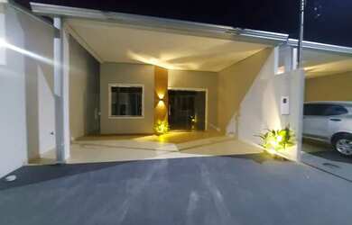 Imagem: A casa possui 2 Dormitórios, 1 Banheiro, 2 Vagas na garagem