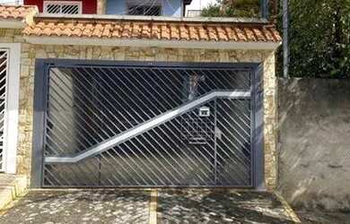 Imagem: A casa possui 4 Dormitórios, 2 Banheiros, 4 Vagas na garagem