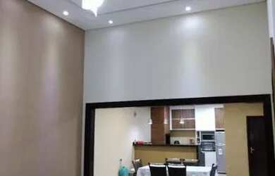 Imagem: A casa possui 3 Dormitórios, 2 Banheiros, 2 Vagas na garagem