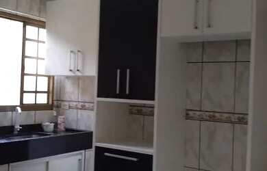 Imagem: A casa possui 2 Dormitórios, 1 Banheiro, 2 Vagas na garagem