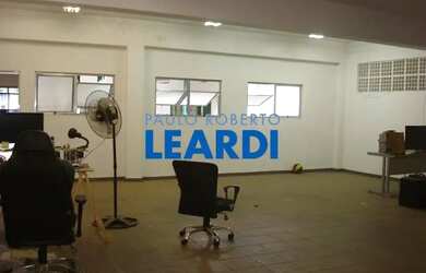 Imagem: A casa possui 3 Dormitórios, 4 Banheiros, 2 Vagas na garagem