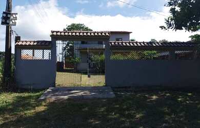 Imagem: A casa possui 4 Dormitórios, 2 Banheiros, 4 Vagas na garagem