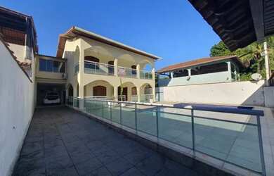 Imagem: A casa possui 4 Dormitórios, 5 Banheiros, 3 Vagas na garagem