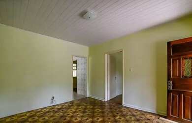 Imagem: A casa possui 2 Dormitórios, 1 Banheiro, 3 Vagas na garagem