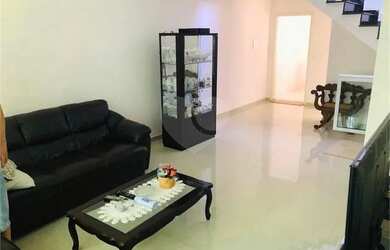 Imagem: A casa possui 3 Dormitórios, 4 Banheiros, 5 Vagas na garagem