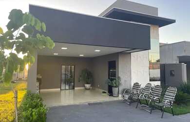 Imagem: A casa em condomínio possui 3 Dormitórios, 2 Banheiros, 2